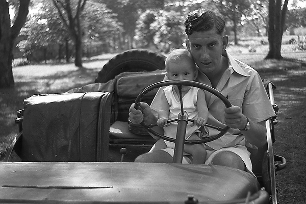 P.L. Dronkers bersama putranya saat bertugas di Bali